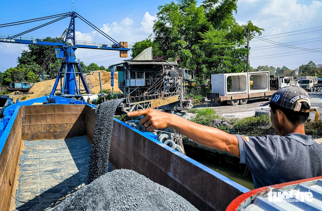 Ngày đêm trên sông, theo sà lan chở đá về vành đai 3 TP.HCM trong 'cơn sốt' - Ảnh 4.