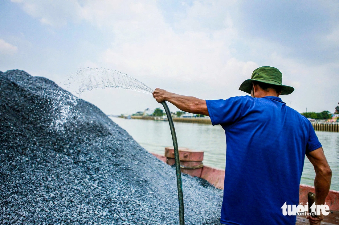 Ngày đêm trên sông, theo sà lan chở đá về vành đai 3 TP.HCM trong 'cơn sốt' - Ảnh 7.