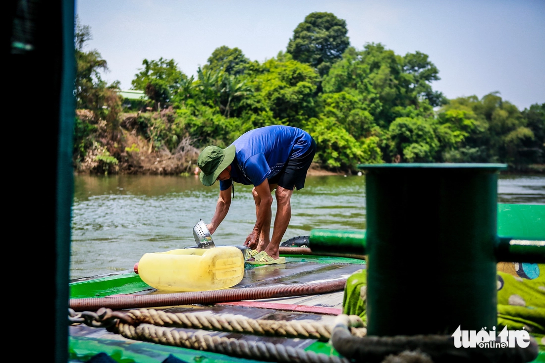 Ngày đêm trên sông, theo sà lan chở đá về vành đai 3 TP.HCM trong 'cơn sốt' - Ảnh 13.