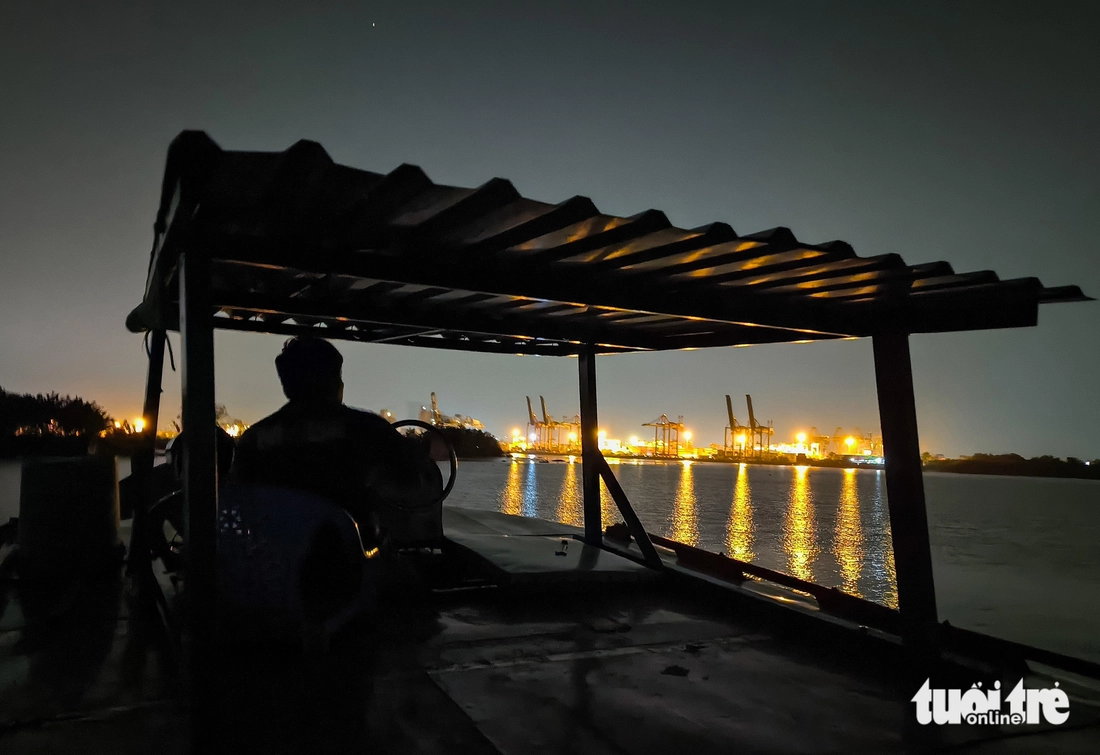 Ngày đêm trên sông, theo sà lan chở đá về vành đai 3 TP.HCM trong 'cơn sốt' - Ảnh 20.