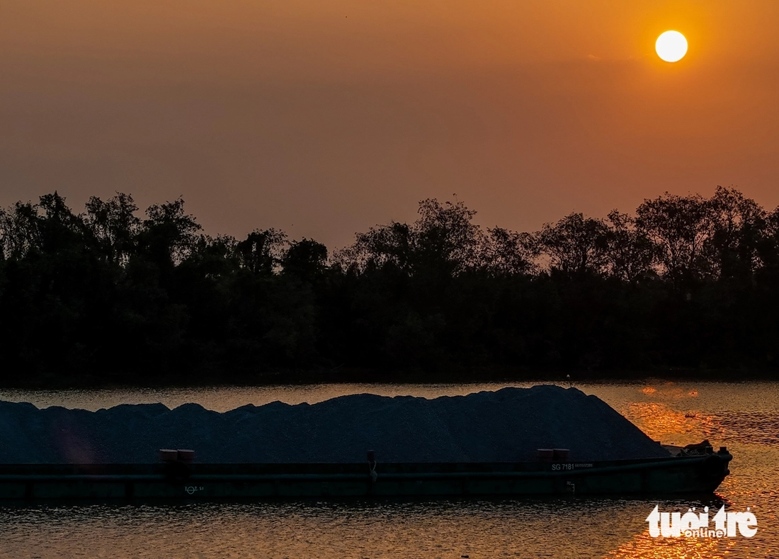 Ngày đêm trên sông, theo sà lan chở đá về vành đai 3 TP.HCM trong 'cơn sốt' - Ảnh 21.