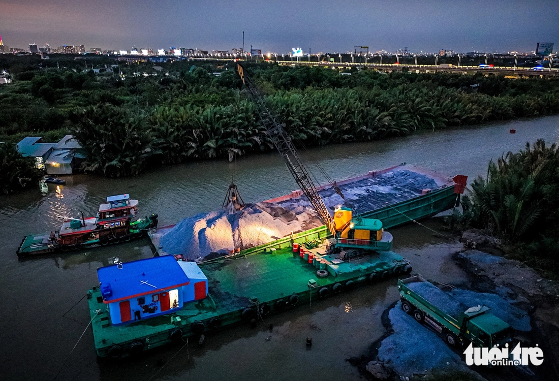 Ngày đêm trên sông, theo sà lan chở đá về vành đai 3 TP.HCM trong 'cơn sốt' - Ảnh 23.