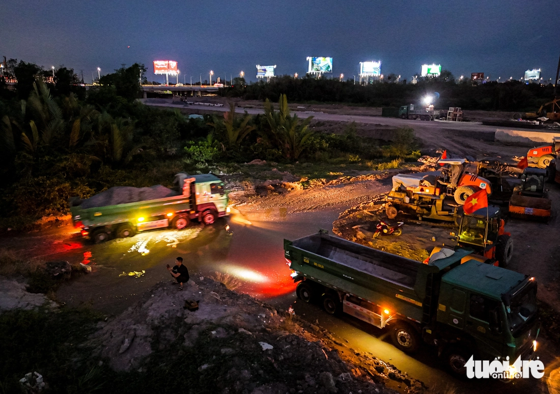 Ngày đêm trên sông, theo sà lan chở đá về vành đai 3 TP.HCM trong 'cơn sốt' - Ảnh 24.