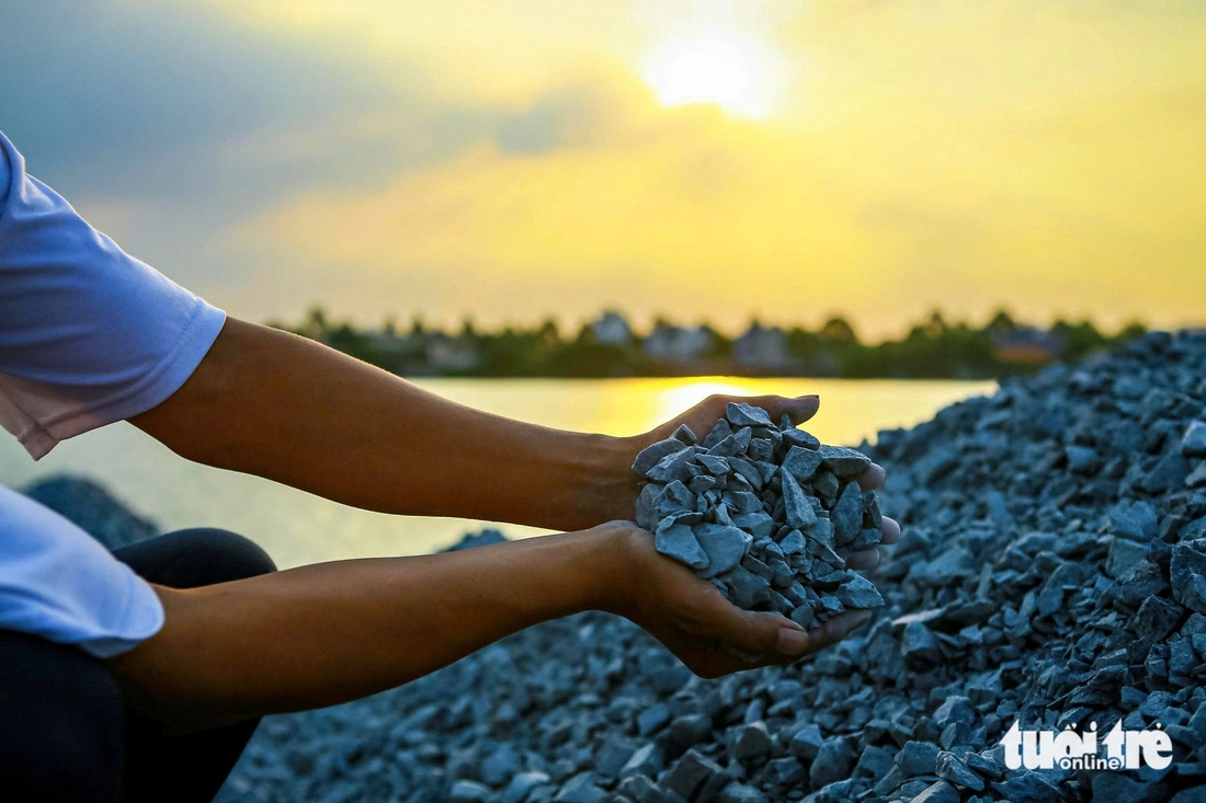 Ngày đêm trên sông, theo sà lan chở đá về vành đai 3 TP.HCM trong 'cơn sốt' - Ảnh 25.
