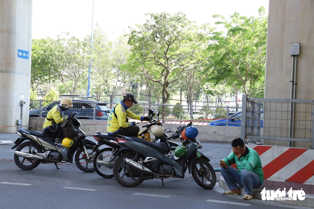 Muôn kiểu chống nóng tại TP.HCM đợt nắng dài ngày - Ảnh 7.