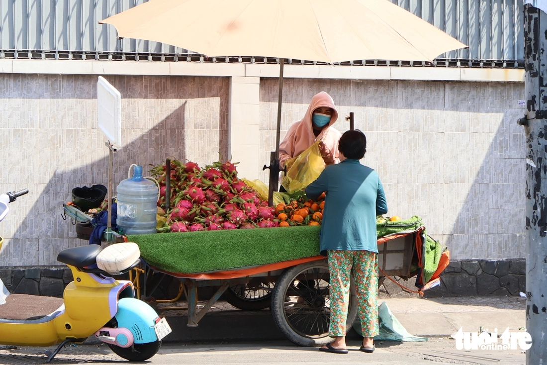 Muôn kiểu chống nóng tại TP.HCM đợt nắng dài ngày - Ảnh 8.
