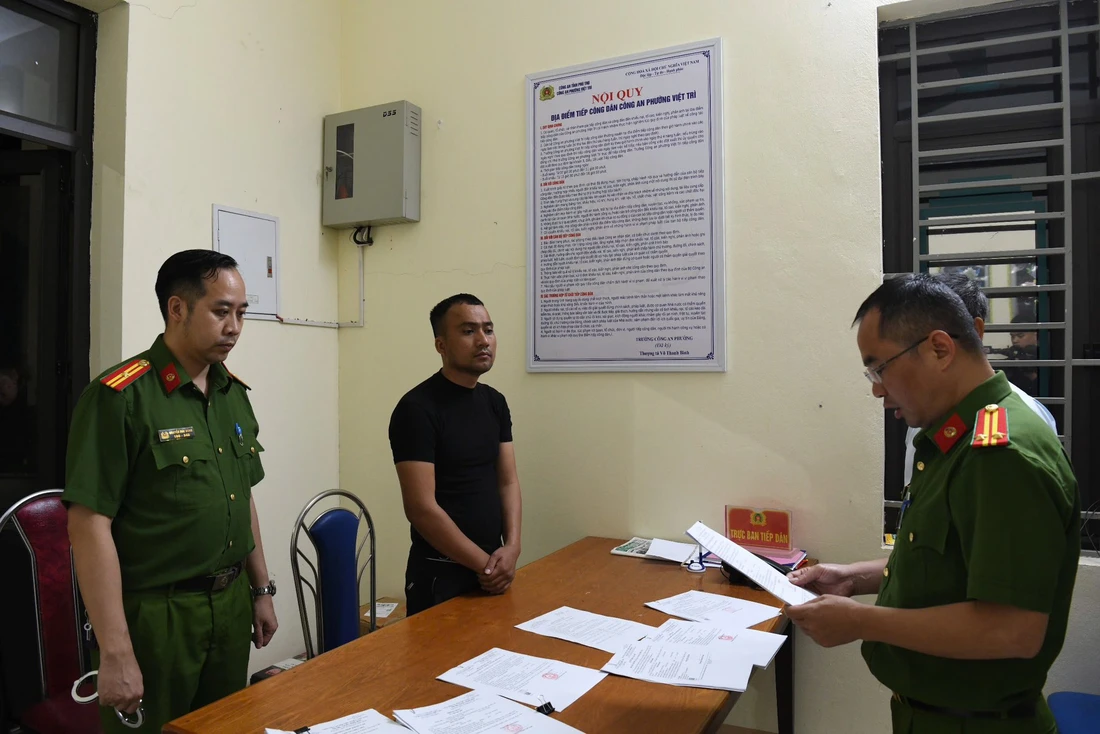 Hình ảnh công an khám xét, bắt nhiều giám đốc công ty ở Phú Thọ - Ảnh 7.