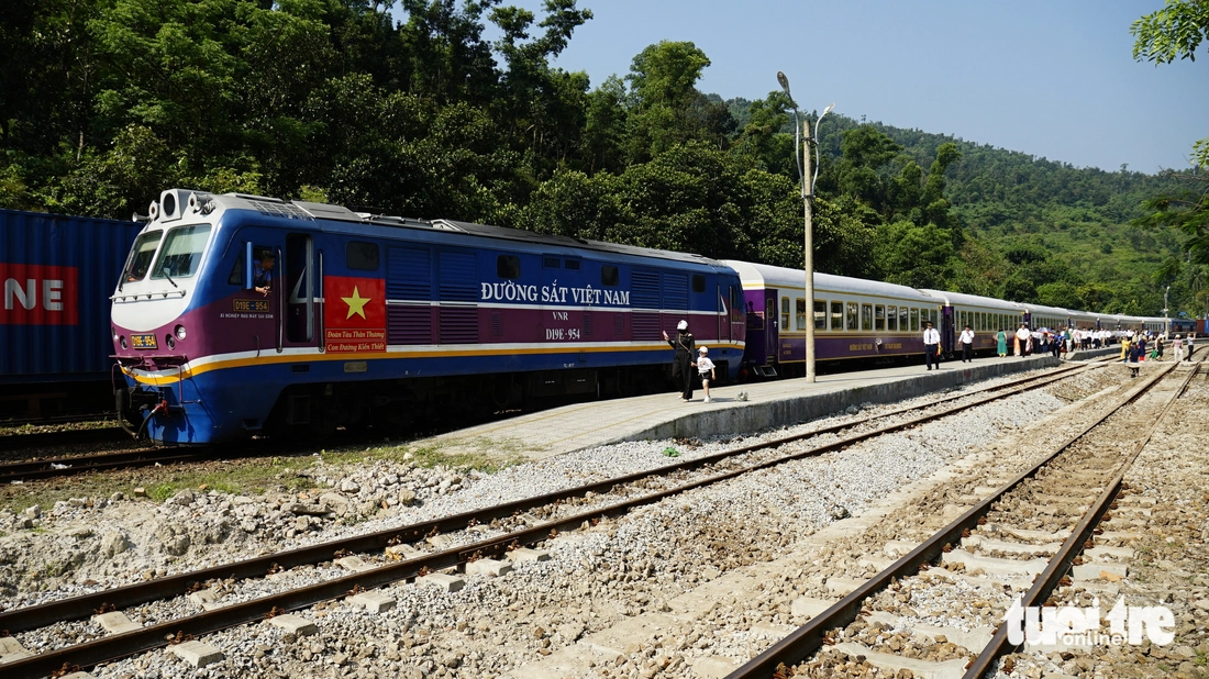 Diện mạo mới của đoàn tàu di sản nối Huế - Đà Nẵng có gì? - Ảnh 1.