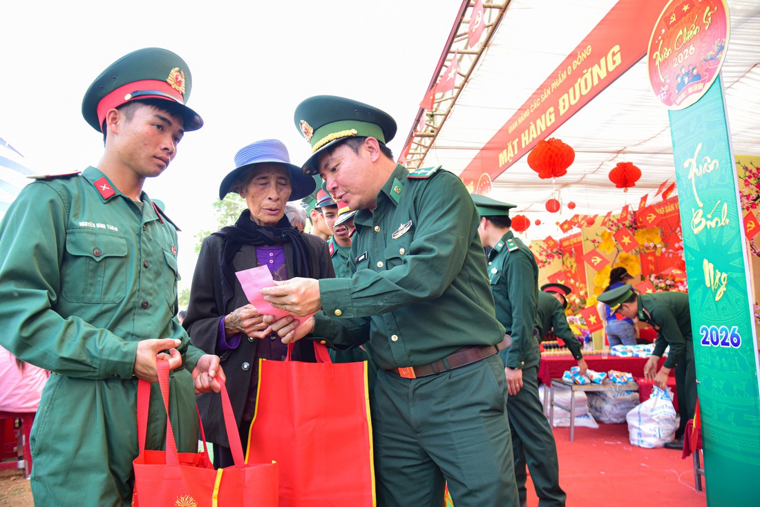 'Xuân chiến sĩ' giúp đỡ đồng bào biên giới, giữ vững an ninh quốc phòng - Ảnh 2.