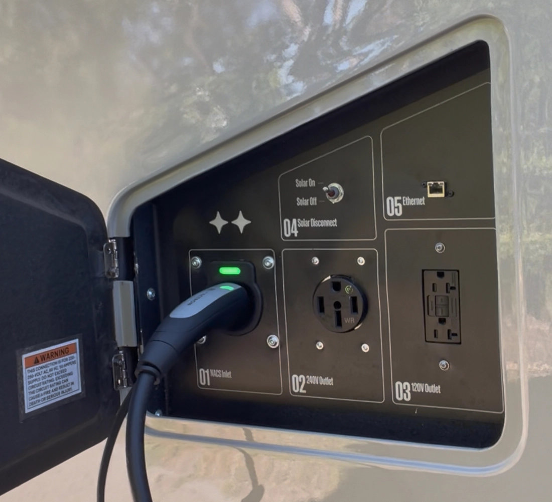 Nhà di động đủ điện để sinh hoạt cả tuần trong rừng, ô tô kéo nhàn tênh - Ảnh 4.