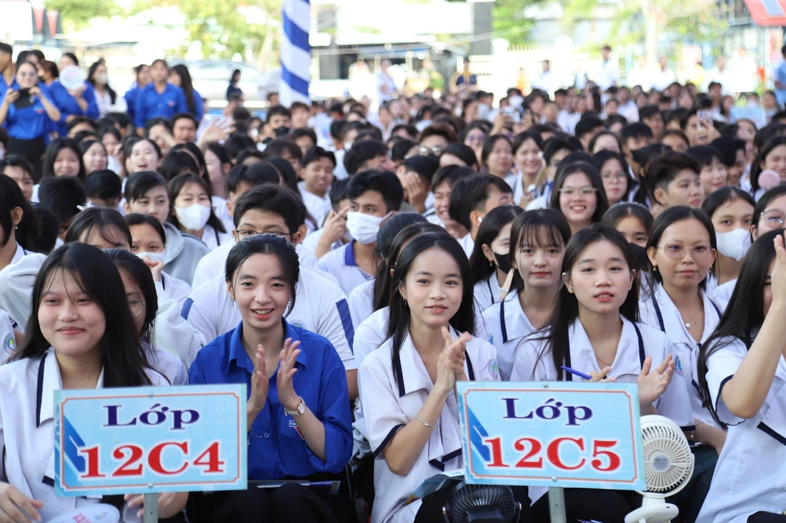 Tư vấn tuyển sinh ở Cà Mau: Học sinh không hỏi điểm, 'truy' bản chất ngành nghề - Ảnh 6.