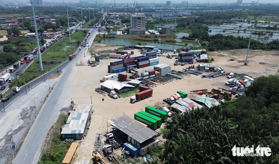 Hàng ngàn xe từ các bãi container làm tắc nghẽn đường Võ Chí Công, ám ảnh người dân khu đông TP.HCM - Ảnh 3.