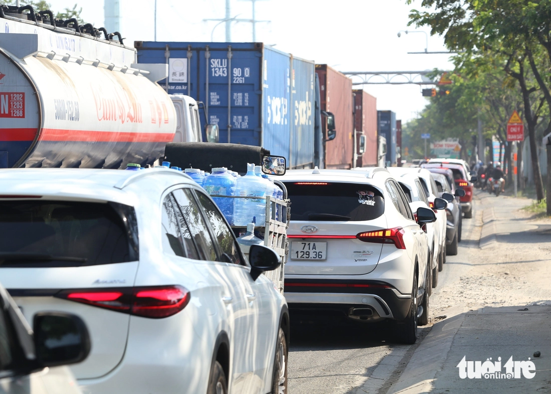 Hàng ngàn xe từ các bãi container làm tắc nghẽn đường Võ Chí Công, ám ảnh người dân khu đông TP.HCM - Ảnh 22.