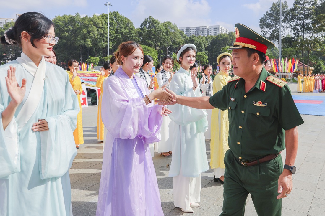 Mãn nhãn với múa súng, đặc công diễn võ tại đồng diễn Quân khu 7 - Ảnh 9.