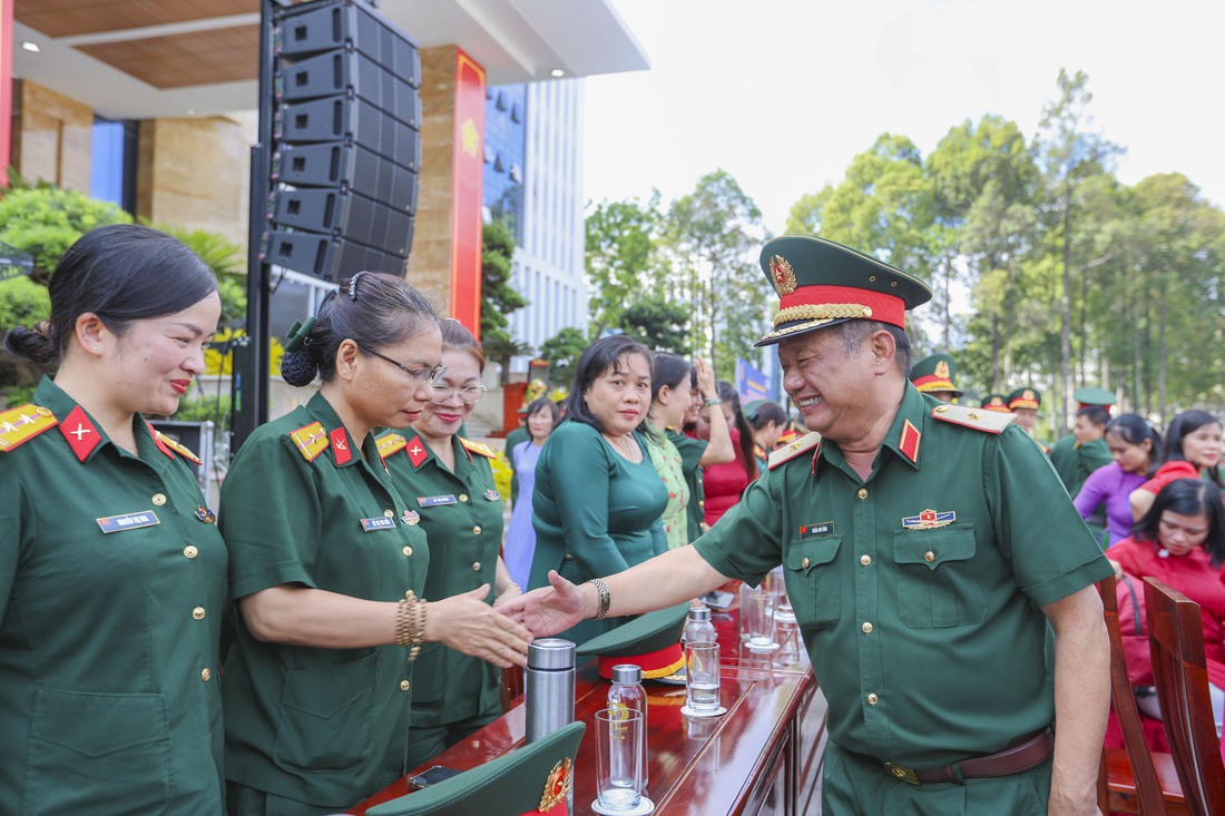 Mãn nhãn với múa súng, đặc công diễn võ tại đồng diễn Quân khu 7 - Ảnh 10.