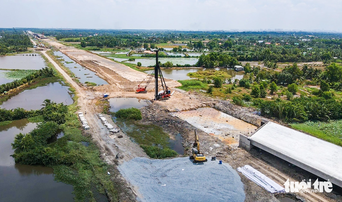 Cận mốc phải đưa vào khai thác, vành đai 3 TP.HCM đoạn phía Tây còn ngổn ngang - Ảnh 1.