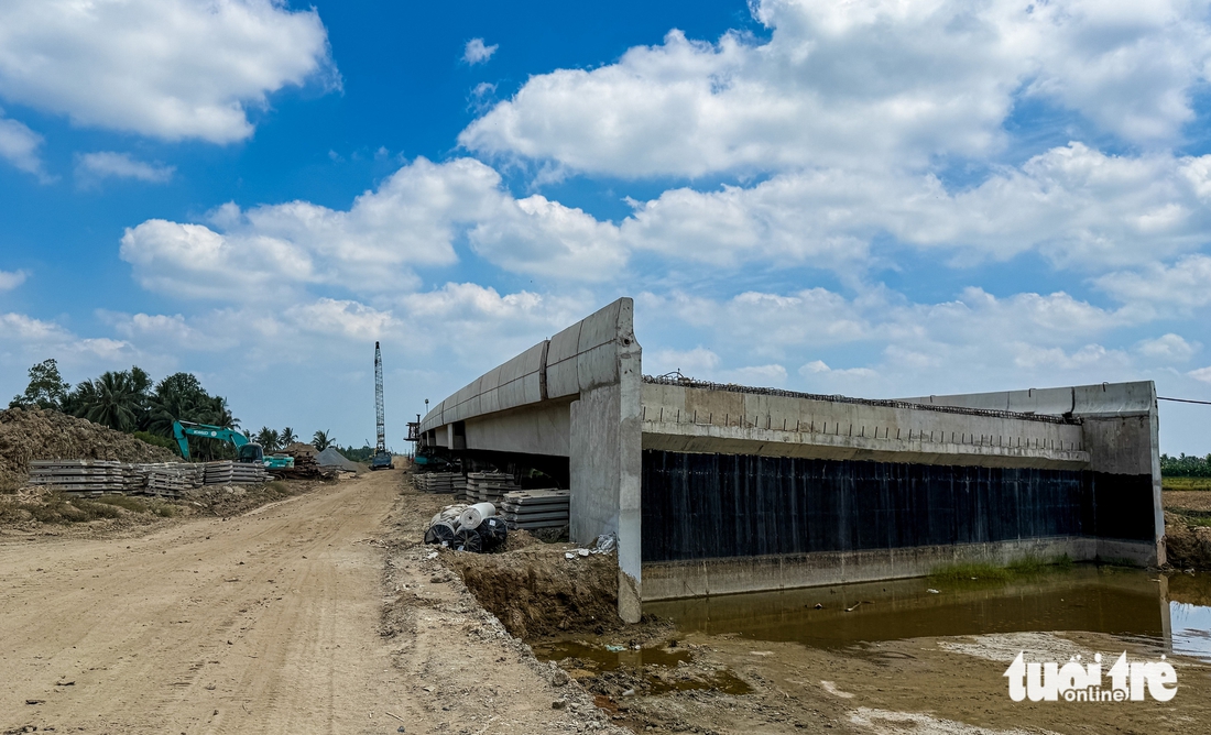 Cận mốc phải đưa vào khai thác, vành đai 3 TP.HCM đoạn phía Tây còn ngổn ngang - Ảnh 3.