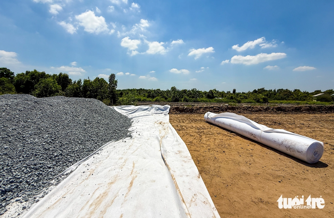 Cận mốc phải đưa vào khai thác, vành đai 3 TP.HCM đoạn phía Tây còn ngổn ngang - Ảnh 12.