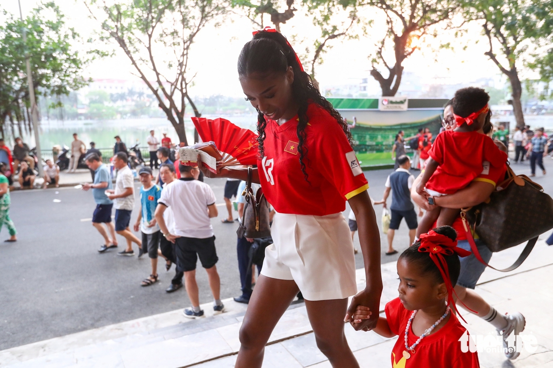 Vợ Hoàng Hên, Quang Vinh đến sân Thiên Trường cổ vũ tuyển Việt Nam đấu Malaysia - Ảnh 2.