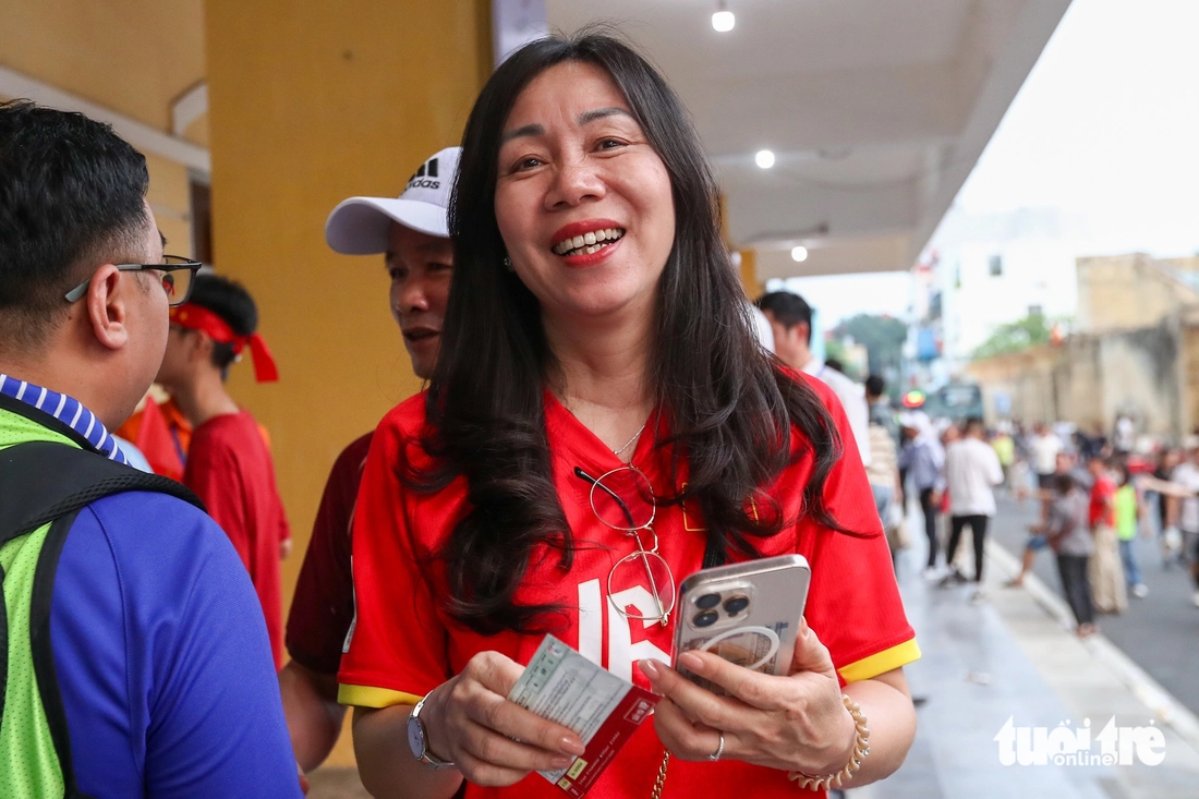 Vợ Hoàng Hên, Quang Vinh đến sân Thiên Trường cổ vũ tuyển Việt Nam đấu Malaysia - Ảnh 3.