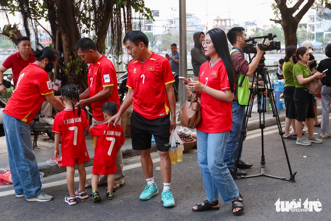 Vợ Hoàng Hên, Quang Vinh đến sân Thiên Trường cổ vũ tuyển Việt Nam đấu Malaysia - Ảnh 4.
