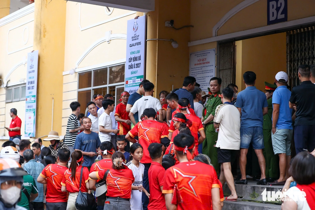 Vợ Hoàng Hên, Quang Vinh đến sân Thiên Trường cổ vũ tuyển Việt Nam đấu Malaysia - Ảnh 7.