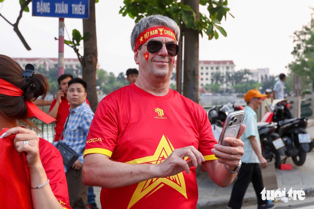 Vợ Hoàng Hên, Quang Vinh đến sân Thiên Trường cổ vũ tuyển Việt Nam đấu Malaysia - Ảnh 8.