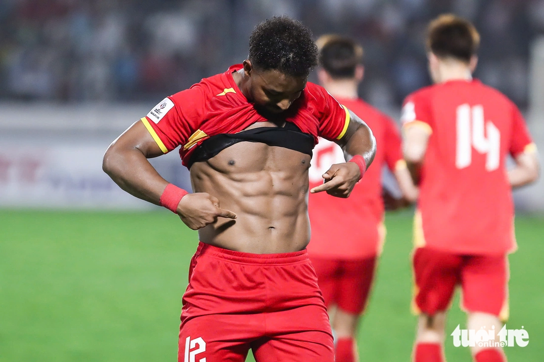 Xuân Son ăn mừng bằng cách đếm 'múi bụng', đáp trả chỉ trích về cân nặng - Ảnh 3.