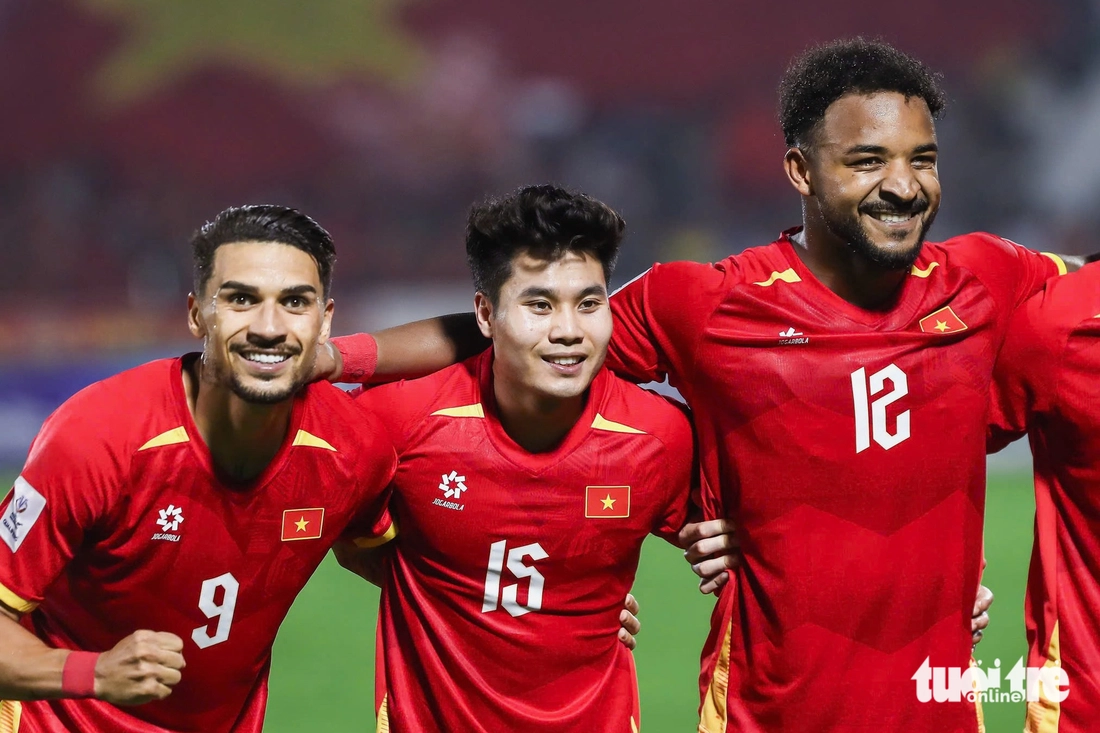 Xuân Son ăn mừng bằng cách đếm 'múi bụng', đáp trả chỉ trích về cân nặng - Ảnh 4.