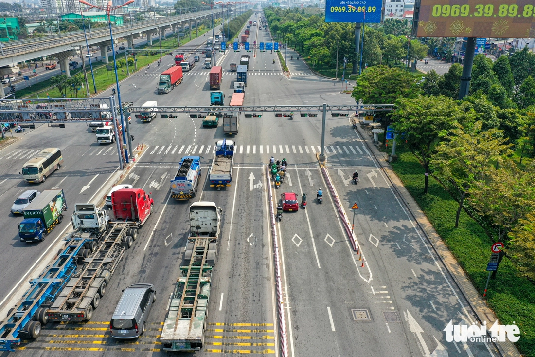 Hiện trạng 5 nút giao cửa ngõ phía Đông dự kiến làm 'luồng xanh', xe không phải dừng đèn đỏ - Ảnh 1.