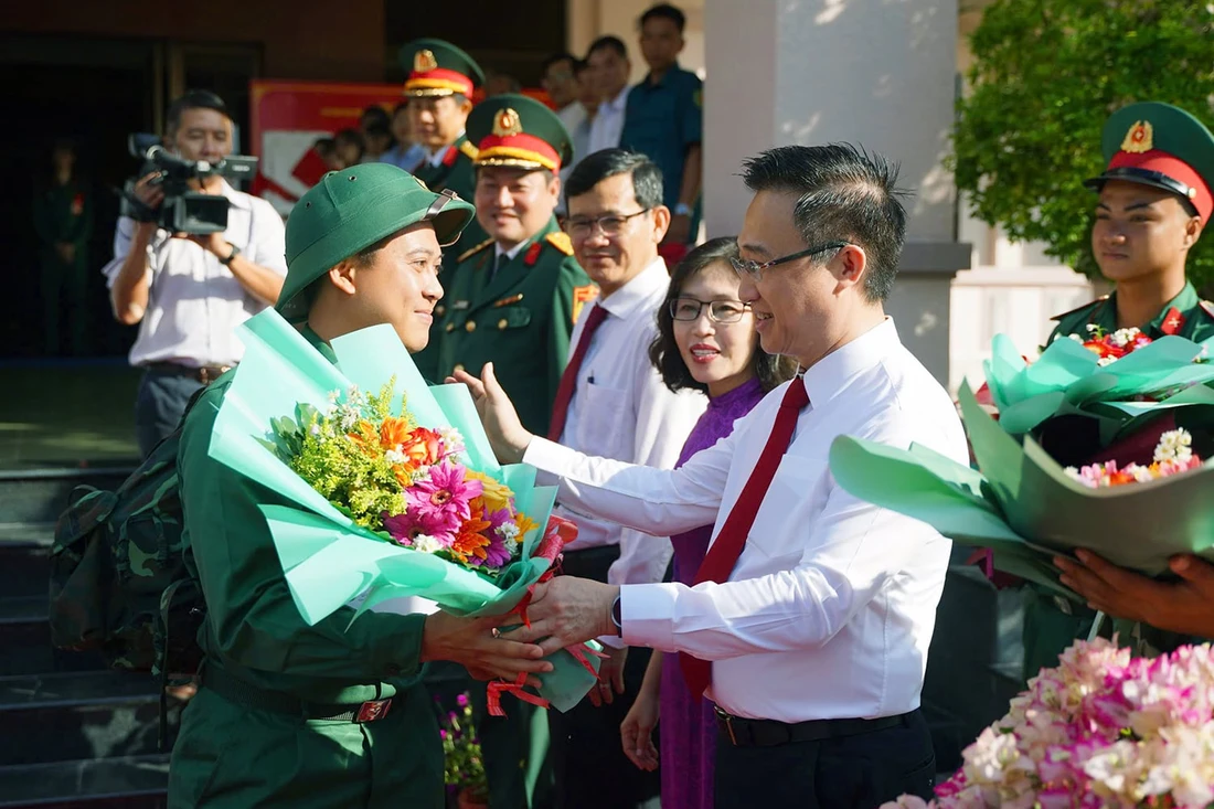 Chủ tịch Quốc hội, Bí thư Thành ủy cùng lãnh đạo TP.HCM tiễn hơn 9.000 thanh niên lên đường nhập ngũ - Ảnh 2.