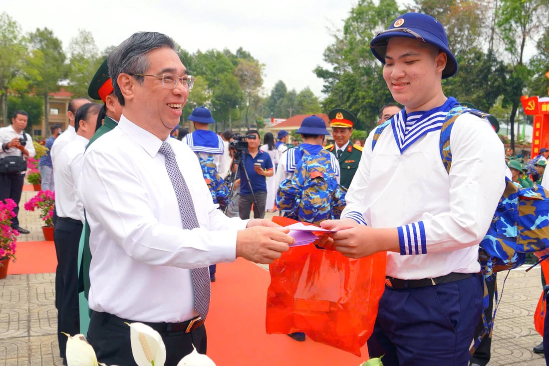 Chủ tịch Quốc hội, Bí thư Thành ủy cùng lãnh đạo TP.HCM tiễn hơn 9.000 thanh niên lên đường nhập ngũ - Ảnh 13.