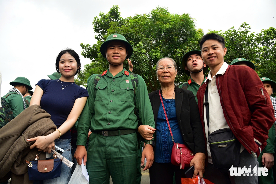 Những khoảnh khắc xúc động 
trong ngày tiễn quân lên đường nhập ngũ ở TP.HCM - Ảnh 2.