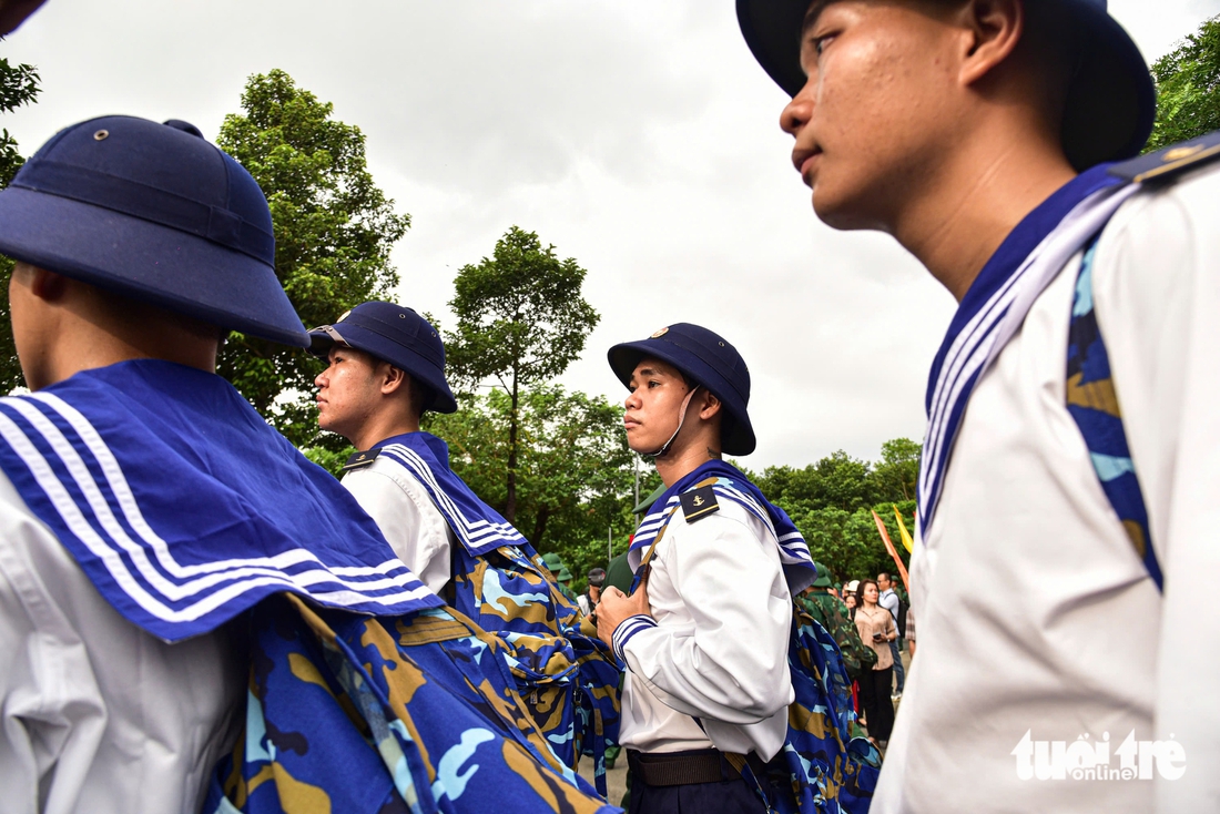 Những khoảnh khắc xúc động 
trong ngày tiễn quân lên đường nhập ngũ ở TP.HCM - Ảnh 3.