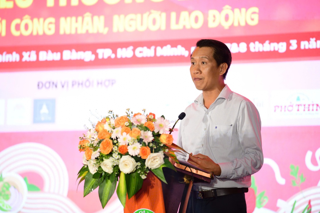 Người dân Bàu Bàng vừa ăn Phở yêu thương vừa nghe ca sĩ hát 'thật đã' - Ảnh 4.