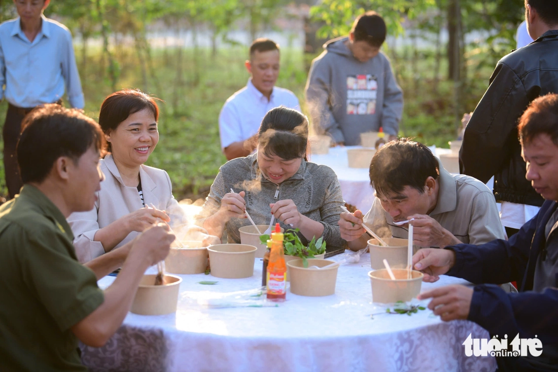 Nguyên Chủ tịch nước Nguyễn Minh Triết đến với Phở yêu thương ở Bàu Bàng - Ảnh 3.