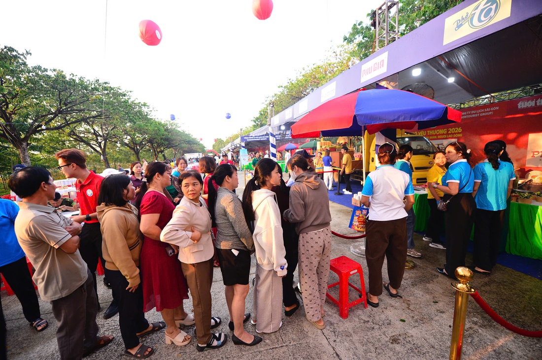 Công nhân, người lao động Bàu Bàng tranh thủ ăn phở trước khi vào ca - Ảnh 9.