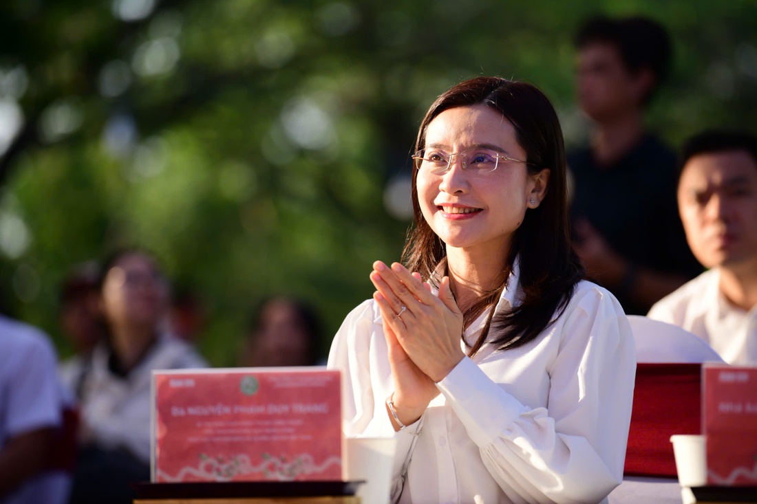 Công nhân, người lao động Bàu Bàng tranh thủ ăn phở trước khi vào ca - Ảnh 4.