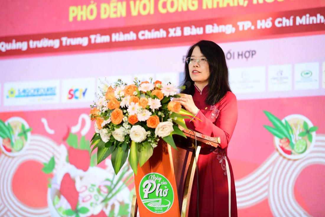 Công nhân, người lao động Bàu Bàng tranh thủ ăn phở trước khi vào ca - Ảnh 2.