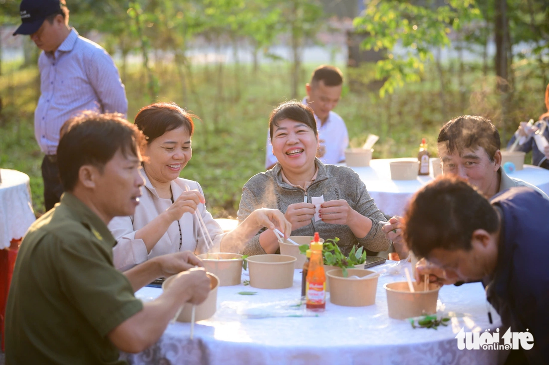'Phở yêu thương' kết nối tinh hoa, tương thân tương ái - Ảnh 3. Phở yêu thương - Ảnh 6.