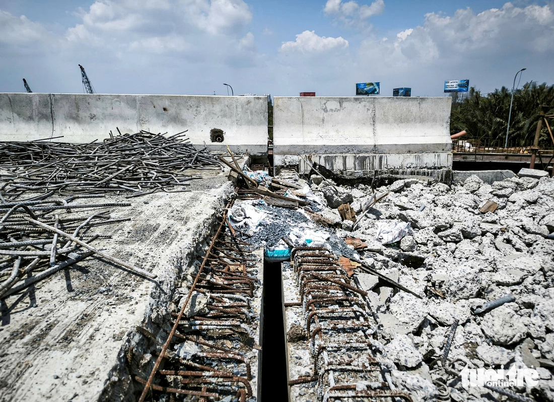 Cận ngày thông xe, tường chắn nhánh cầu vành đai 3 TP.HCM phải dỡ ra để thi công lại - Ảnh 3.