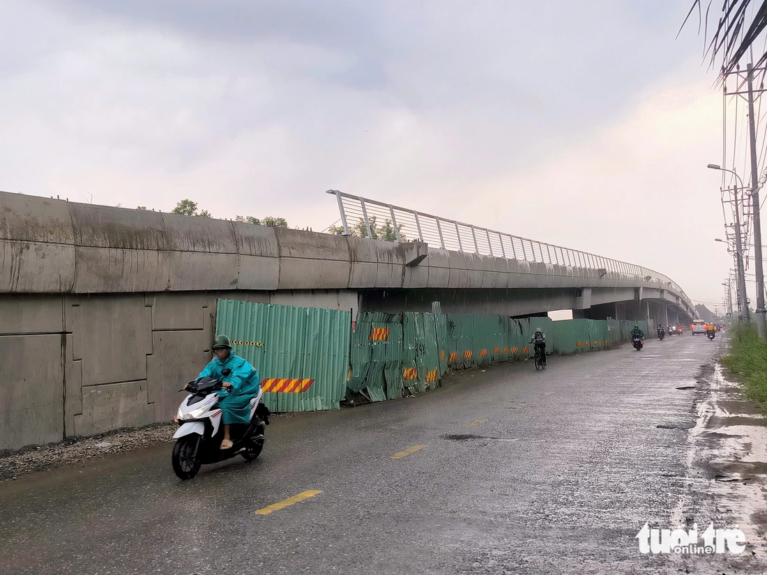 Cận ngày thông xe, tường chắn nhánh cầu vành đai 3 TP.HCM thuộc gói XL1 phải dỡ ra thi công lại - Ảnh 9.