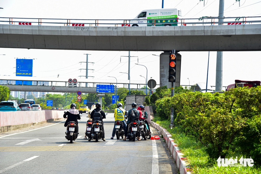 Hiện trạng 5 nút giao cửa ngõ phía Đông dự kiến làm 'luồng xanh', xe không phải dừng đèn đỏ - Ảnh 6.