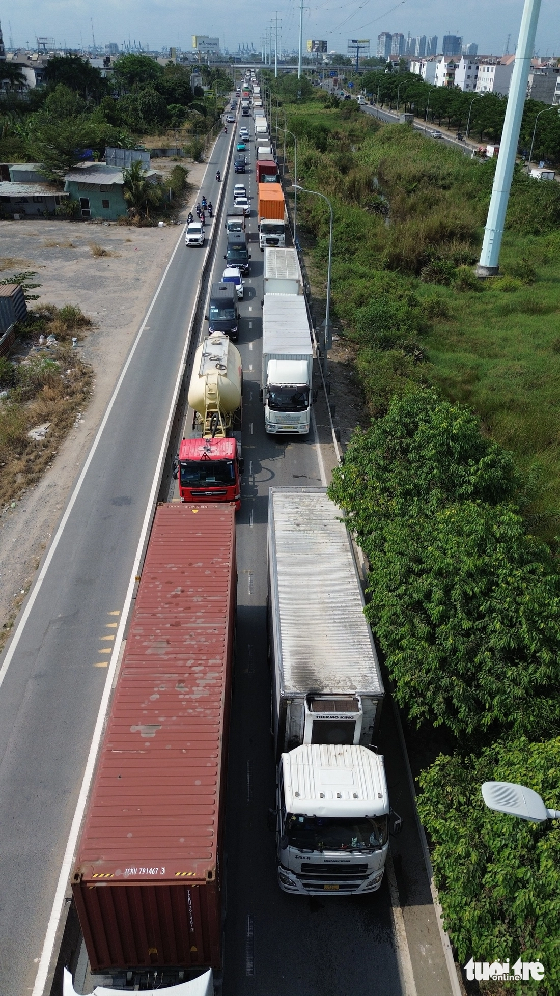 Xe đầu kéo mất lái lao qua phải, ép ô tô 'dính chặt' vào lan can cầu trên đường Võ Chí Công - Ảnh 4.