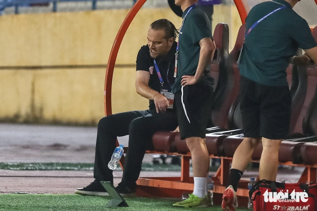 HLV Popov vứt thẻ, ném chai nước vì cay trọng tài ở trận gặp Thanh Hóa - Ảnh 5.