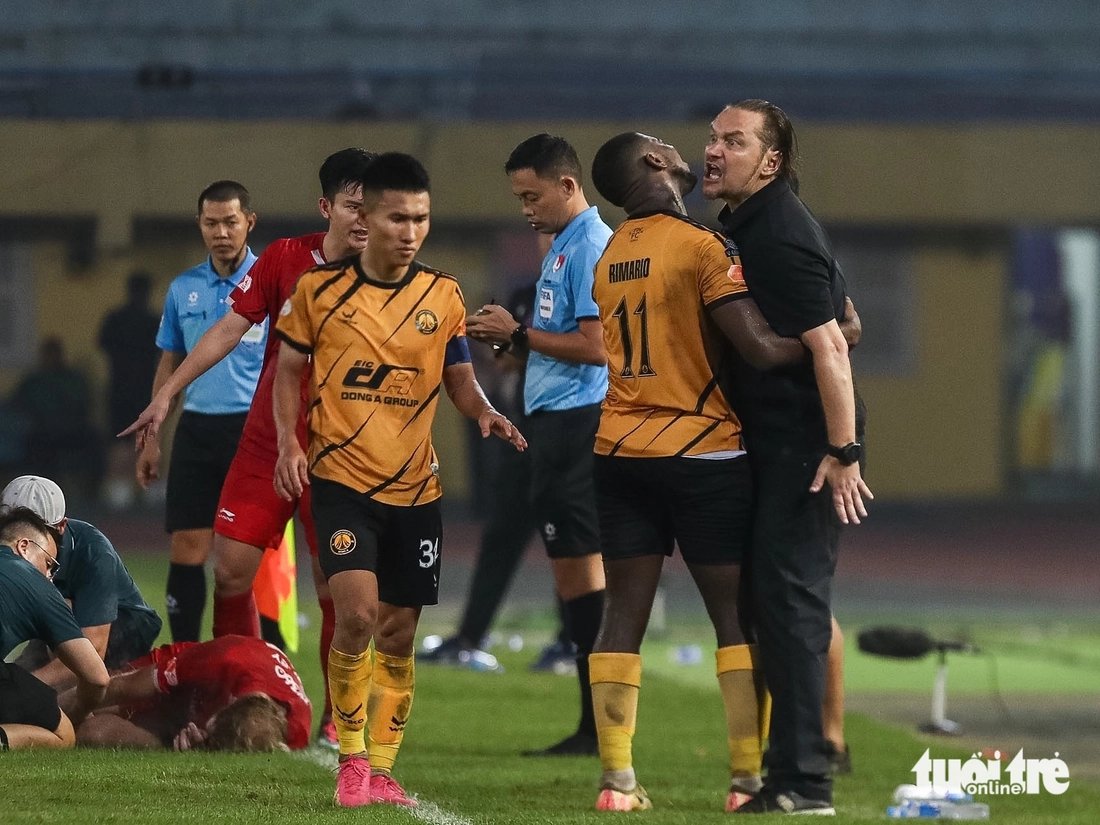 HLV Popov vứt thẻ, ném chai nước vì cay trọng tài ở trận gặp Thanh Hóa - Ảnh 6.