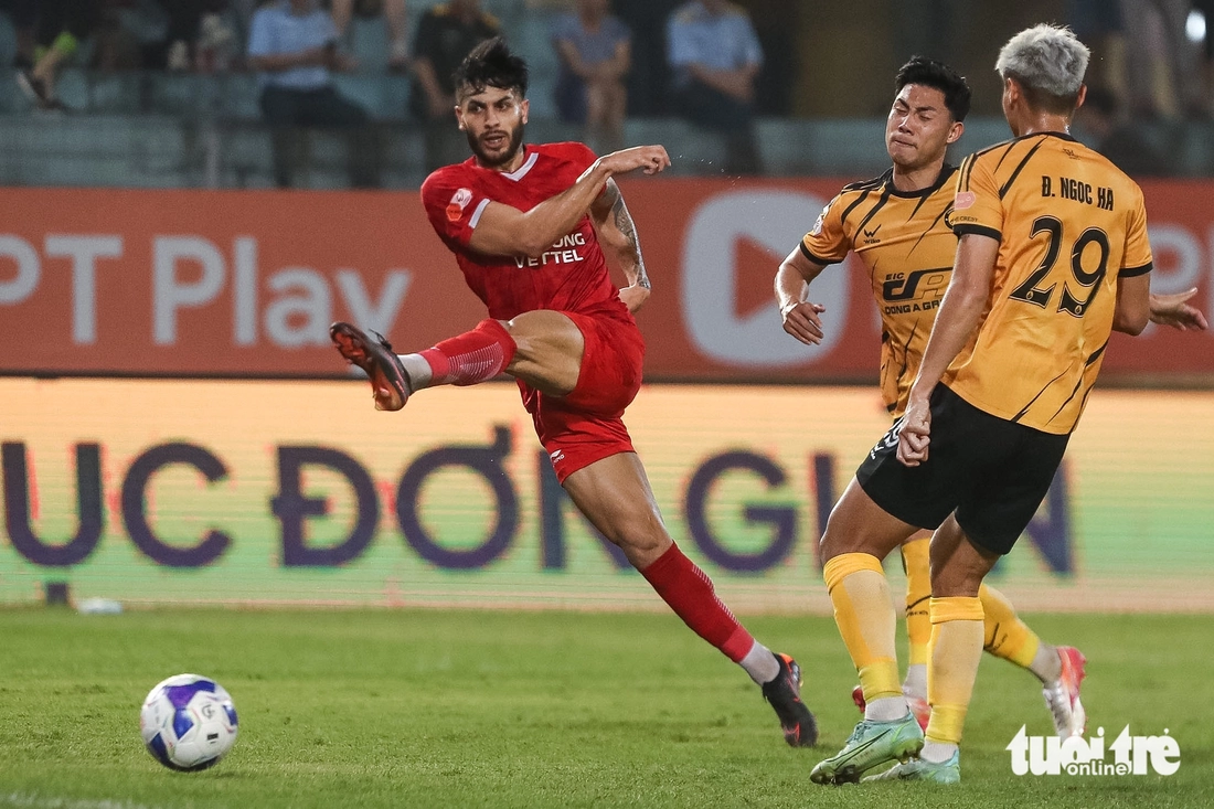 HLV Popov vứt thẻ, ném chai nước vì cay trọng tài ở trận gặp Thanh Hóa - Ảnh 8.