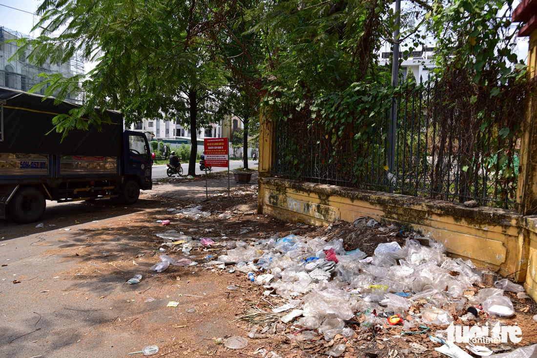 Bình Trưng: Rác thải tràn lan khu đô thị tỉ đô hơn 20 năm chưa bàn giao - Ảnh 2.