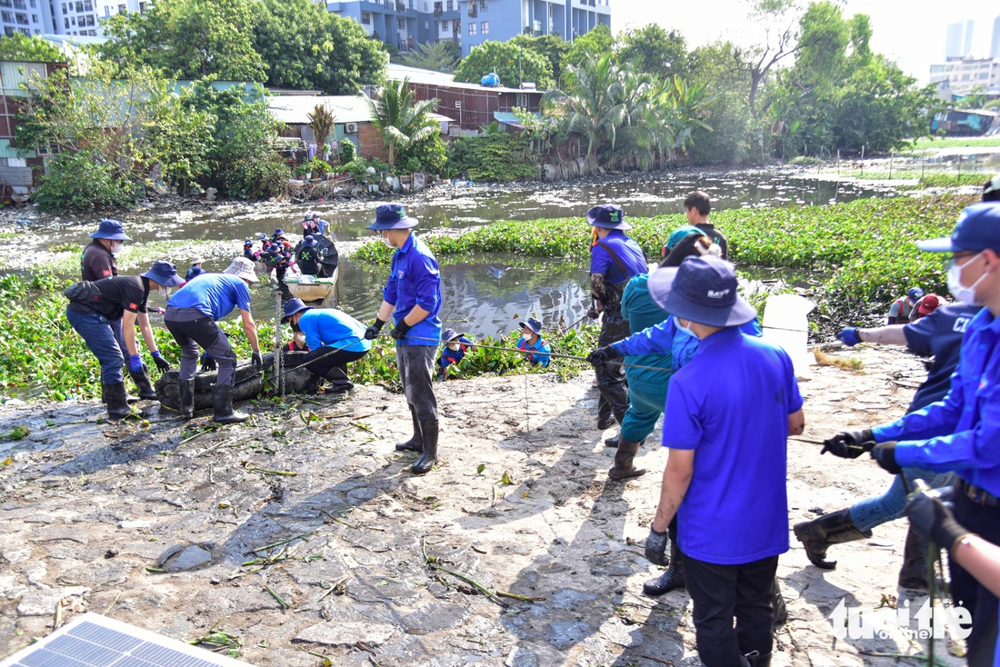 vớt rác - Ảnh 2.