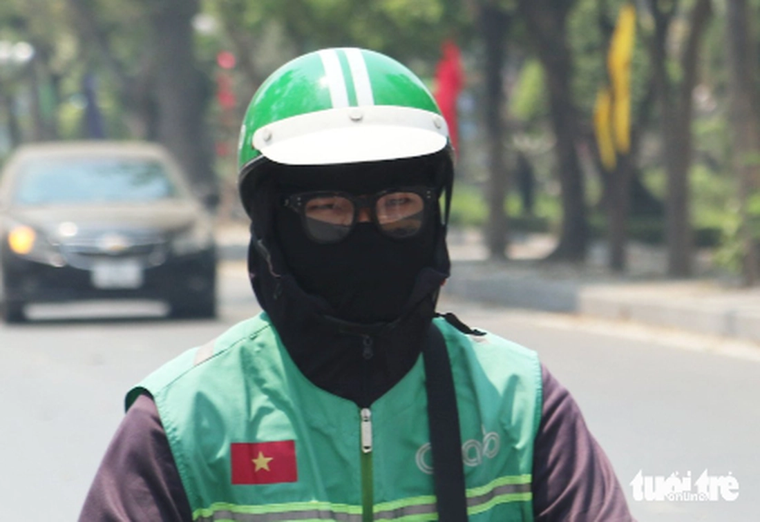 Người nhà bệnh nhân nằm gầm cầu thang tránh nắng nóng 40 độ C - Ảnh 4.